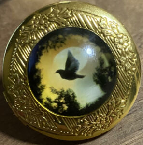 V2 Horizon Locket Pin (Gold)